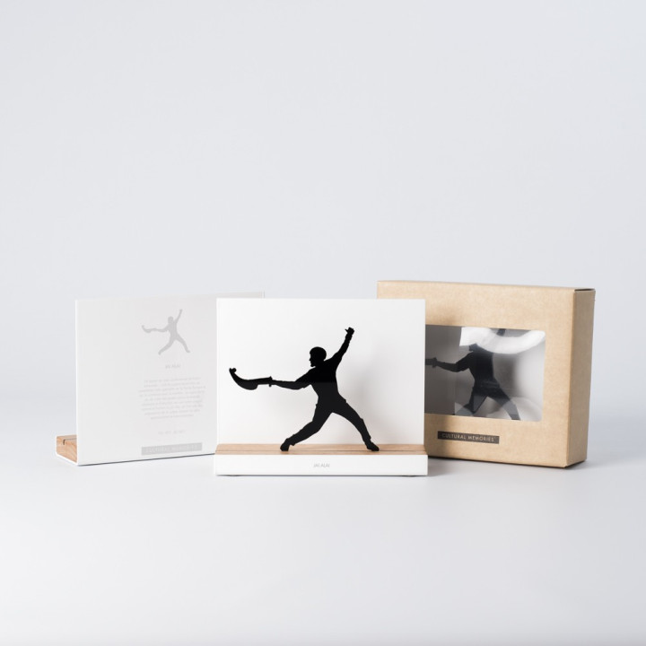 Figure "Jai alai · Lancer à la chistera" à côté de son coffret et de sa boîte cadeau