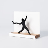 Figure "Jai alai · Lancer à la chistera", vue en perspective avec son socle en chêne