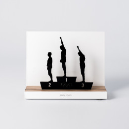 Figura "Black Power · Podio de México 68", vista de frente