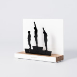 Figure "Black Power · Podium de Mexico 68", vue en perspective avec son socle en chêne