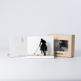 Figure "Polo · Cavalier de face" à côté de son coffret et de sa boîte cadeau