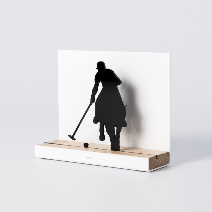 Figure "Polo · Cavalier de face", vue en perspective avec son socle en chêne