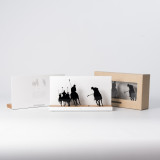 Figure "Polo · Cinq cavaliers au galop" à côté de son coffret et de sa boîte cadeau