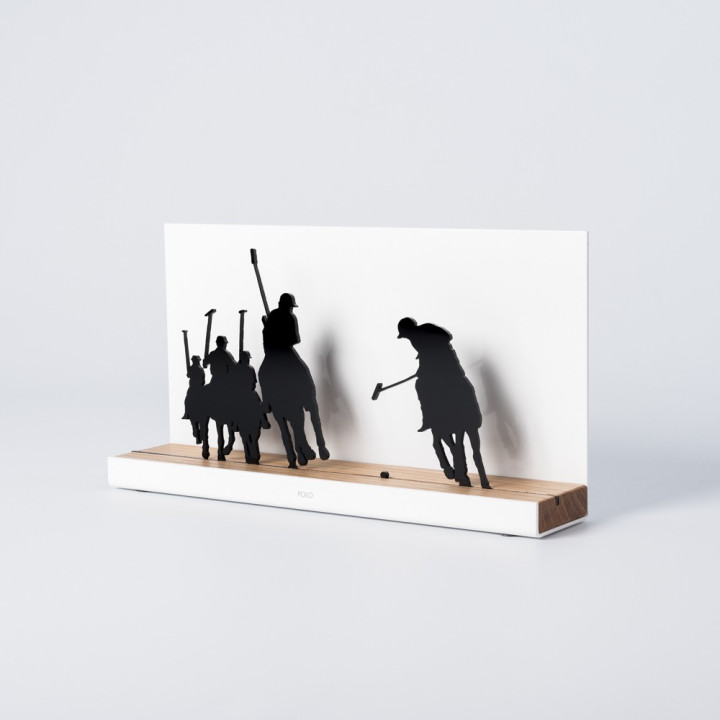 Figure "Polo · Cinq cavaliers au galop", vue en perspective avec son socle en chêne