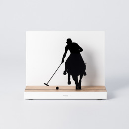 Figura "Polo · Jugador a caballo de frente", vista de frente