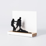Figure "Boxe · K.-O. avec l'arbitre", vue en perspective avec son socle en chêne