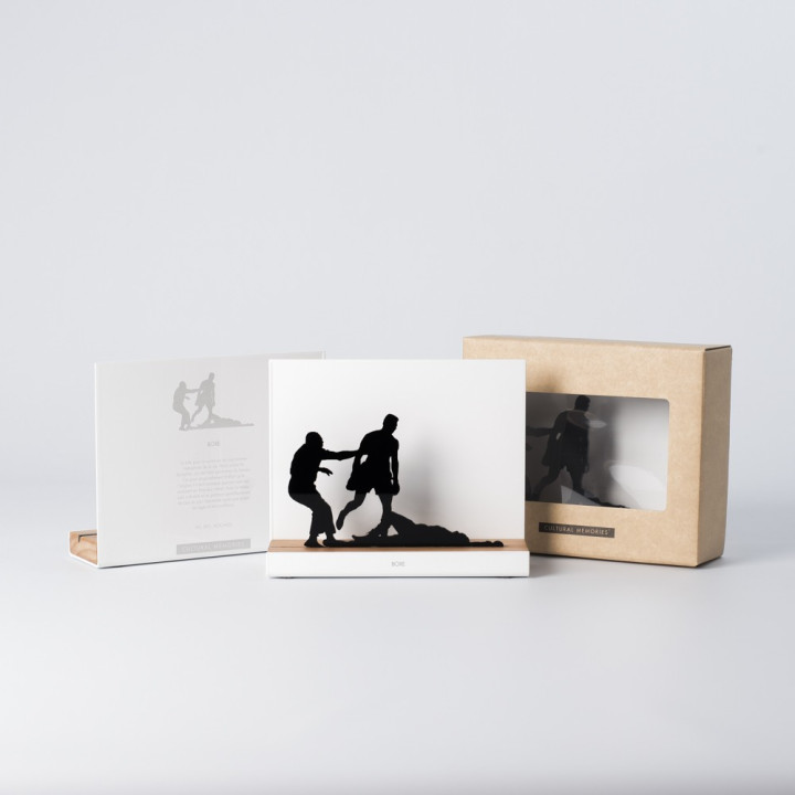 Figure "Boxing · Knockout with the referee" next to its sleeve and its gift box