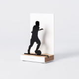 Figure "Football · Conduite de balle", vue en perspective avec son socle en chêne