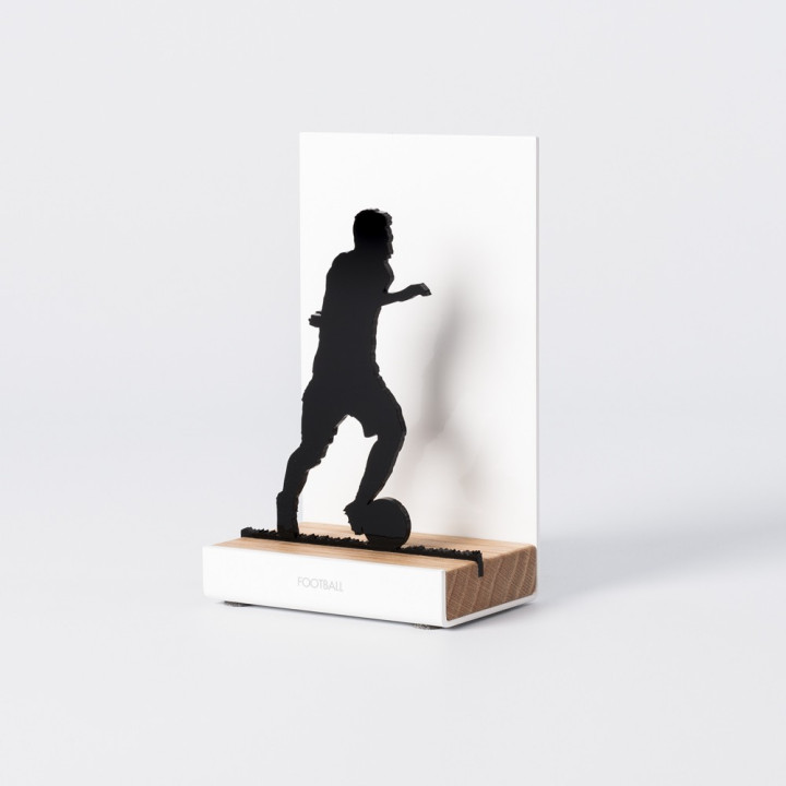 Figure "Football · Conduite de balle", vue en perspective avec son socle en chêne
