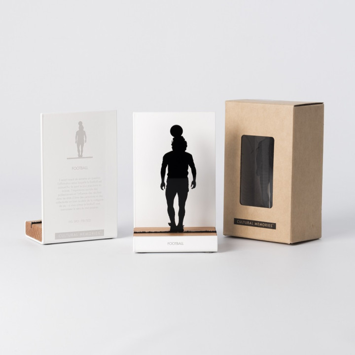 Figure "Football · Ballon au-dessus de la tête" à côté de son coffret et de sa boîte cadeau