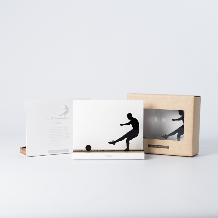 Figure "Football · Frappe" à côté de son coffret et de sa boîte cadeau