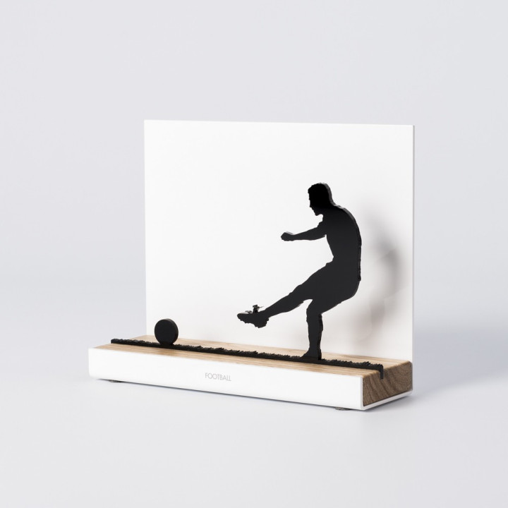 Figure "Football · Frappe", vue en perspective avec son socle en chêne