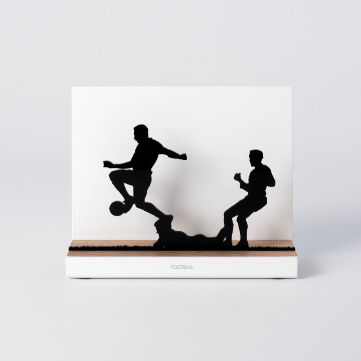 Figure "Football · Dribble par-dessus un tacle", vue de face