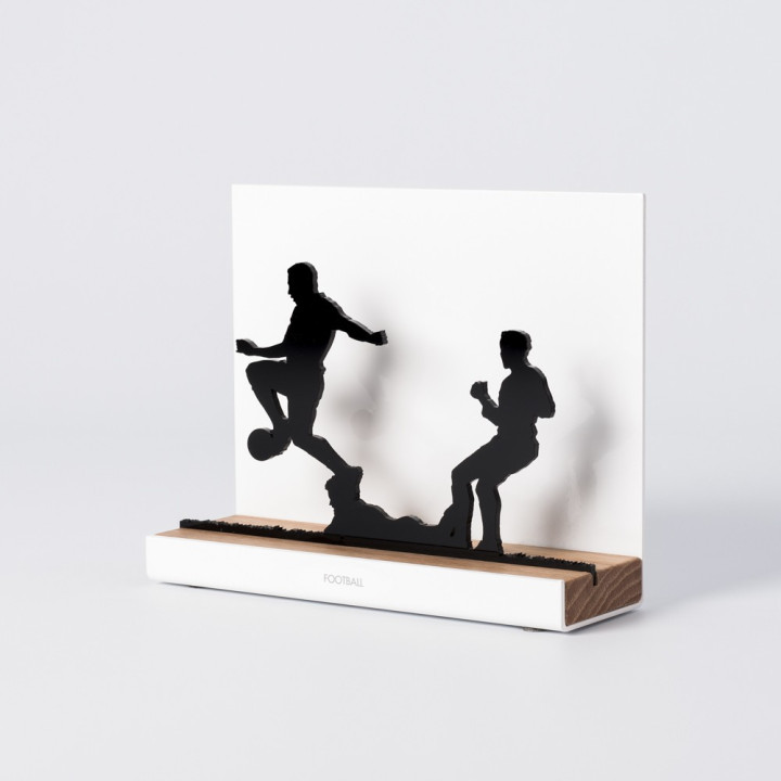 Figure "Football · Dribble par-dessus un tacle", vue en perspective avec son socle en chêne
