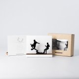 Figure "Football · Dribble par-dessus un tacle" à côté de son coffret et de sa boîte cadeau