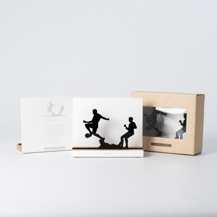 Figure "Football · Dribble over a tackle" next to its sleeve and its gift box
