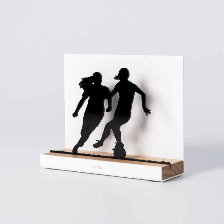 Figure "Football · Duel de joueuses", vue en perspective avec son socle en chêne