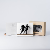 Figure "Football · Duel de joueuses" à côté de son coffret et de sa boîte cadeau