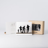Figure "Football · Enfants jouant en groupe" à côté de son coffret et de sa boîte cadeau