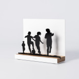 Figura "Fútbol · Niños jugando en grupo", vista en perspectiva con su peana de roble