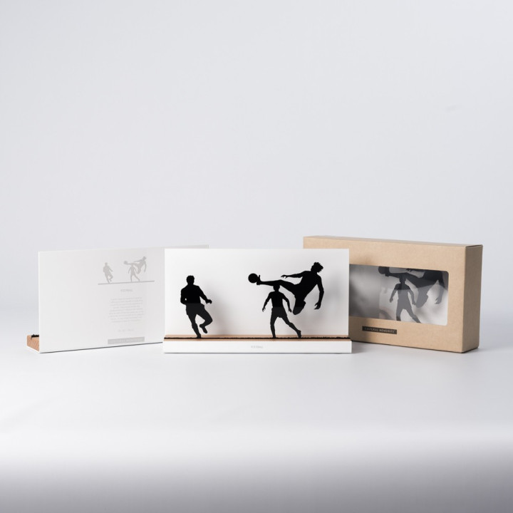 Figure "Football · Bicycle kick" next to its sleeve and its gift box