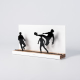 Figure "Football · Reprise acrobatique", vue en perspective avec son socle en chêne