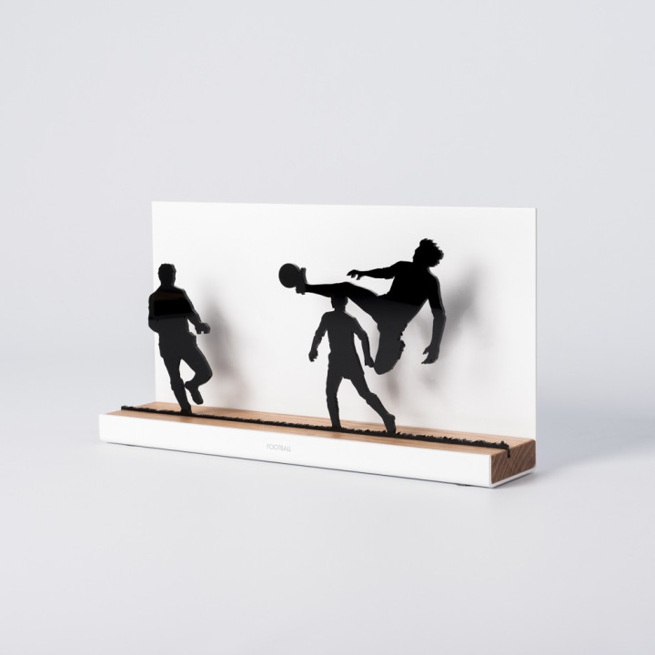 Figure "Football · Reprise acrobatique", vue en perspective avec son socle en chêne