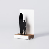 Figure "Surf · Surfeur en longboard", vue en perspective avec son socle en chêne