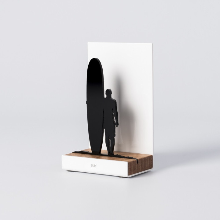 Figure "Surf · Surfeur en longboard", vue en perspective avec son socle en chêne