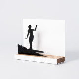 Figure "Surf · Surfeuse marchant vers l'avant de la planche", vue en perspective avec son socle en chêne