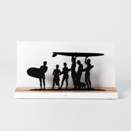 Figure décoratif “Surf · Groupe de surfeurs avec un chien” | SPORTS Collection | Souvenirs