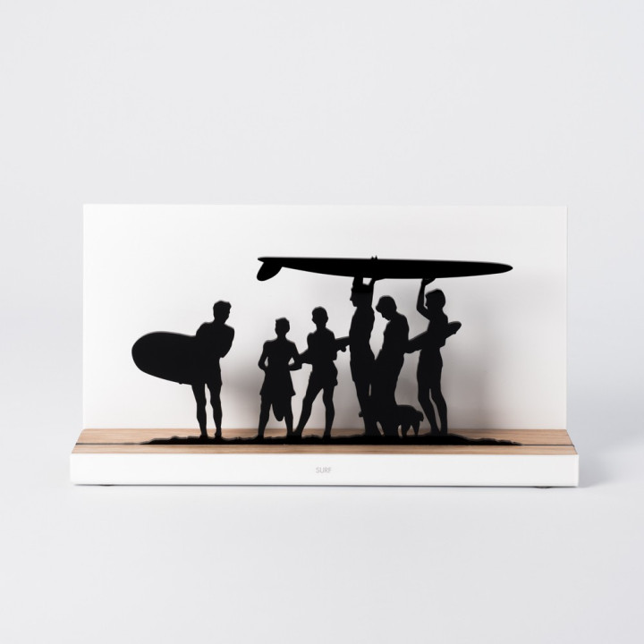 Figura "Surf · Grupo de surfistas con perro", vista de frente