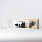 Figure "Surfing · Group of surfers with a dog" next to its sleeve and its gift box