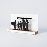Figure "Surf · Groupe de surfeurs avec un chien", vue en perspective avec son socle en chêne