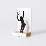Figure "Tennis · Joueuse au service", vue en perspective avec son socle en chêne