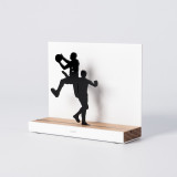 Figure "Basket-ball · Pénétration face au défenseur", vue en perspective avec son socle en chêne