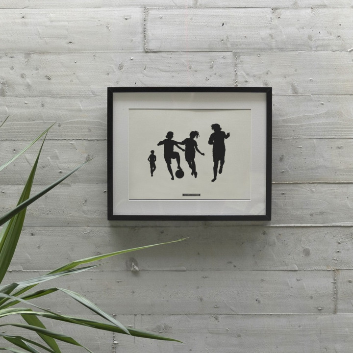 Affiche "Football · Enfants jouant en groupe" encadrée et accrochée au mur