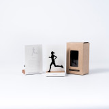 Figure "Running · Coureuse" à côté de son coffret et de sa boîte cadeau