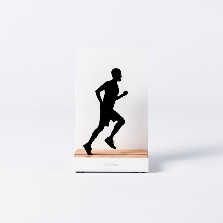 Figure "Running · Coureur", vue en perspective avec son socle en chêne