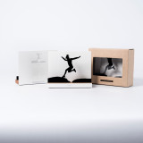 Figure "Trail · Coureuse sautant entre les rochers" à côté de son coffret et de sa boîte cadeau