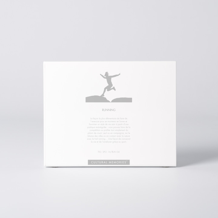 Estuche de la figura "Running · Trail, corredora saltando entre rocas" con el texto que explica la silueta