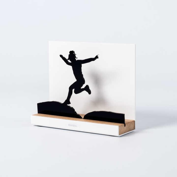 Figure "Trail · Coureuse sautant entre les rochers", vue en perspective avec son socle en chêne