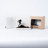 Figure "Trail · Montée entre les rochers" à côté de son coffret et de sa boîte cadeau
