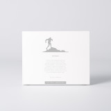 Estuche de la figura "Running · Trail, subida entre rocas" con el texto que explica la silueta
