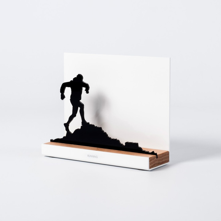 Figure "Trail · Montée entre les rochers", vue en perspective avec son socle en chêne