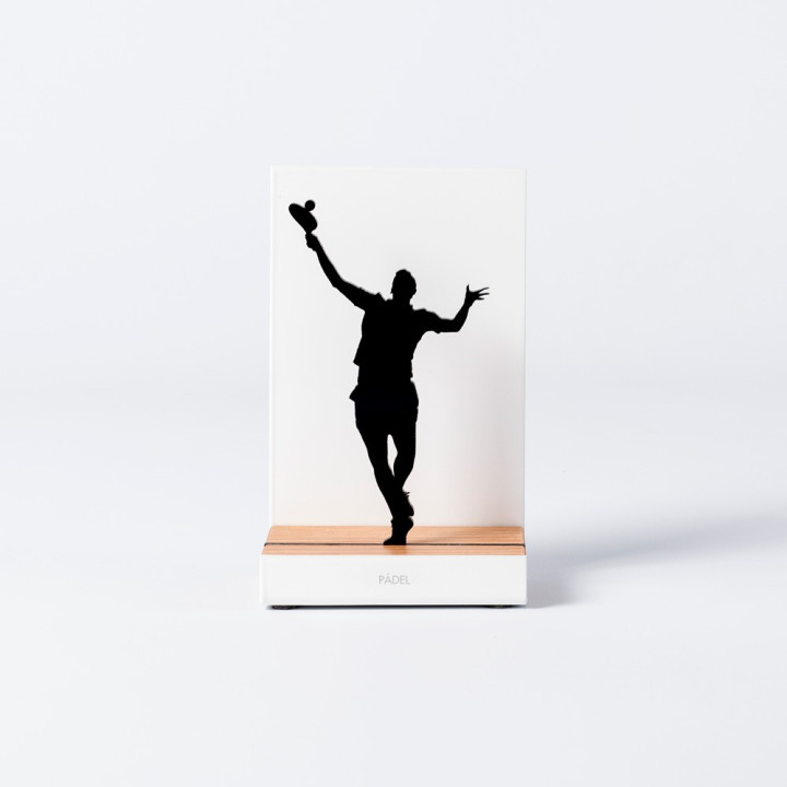Figure "Padel · Joueur au smash", vue de face