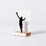 Figure "Padel · Joueur au smash", vue en perspective avec son socle en chêne