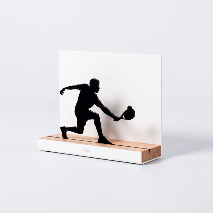 Figure "Padel · Joueur en extension", vue en perspective avec son socle en chêne