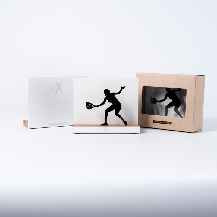 Figure "Padel · Joueuse à la volée" à côté de son coffret et de sa boîte cadeau