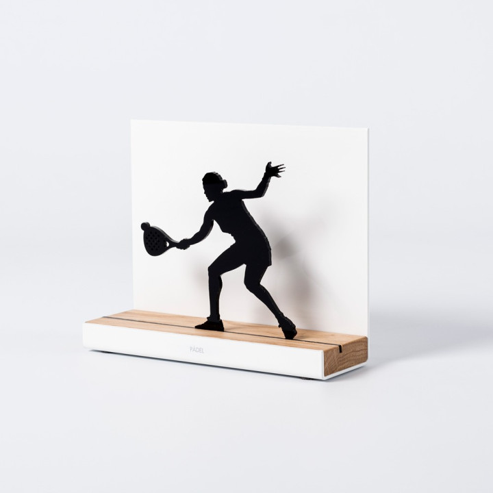 Figure "Padel · Joueuse à la volée", vue en perspective avec son socle en chêne
